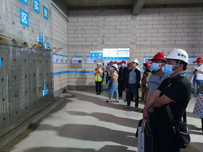 公司员工观摩。覃桂整 摄（建图）.jpg