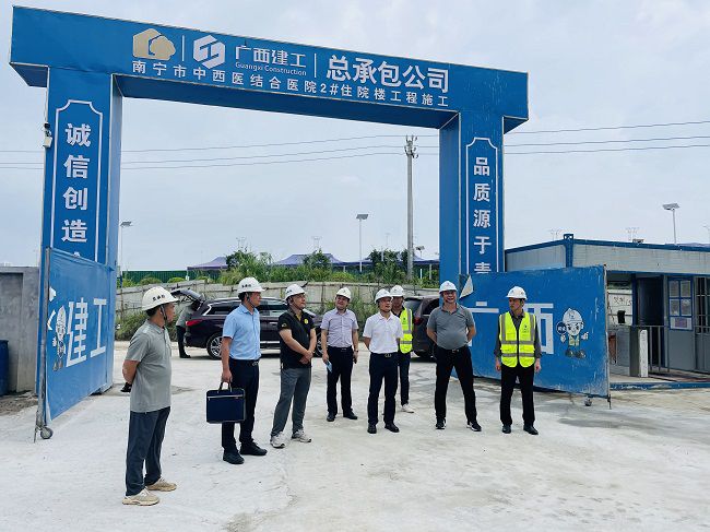 邓少新深刻施工现场。苏卫传 摄（原000图000000000000000）.jpg