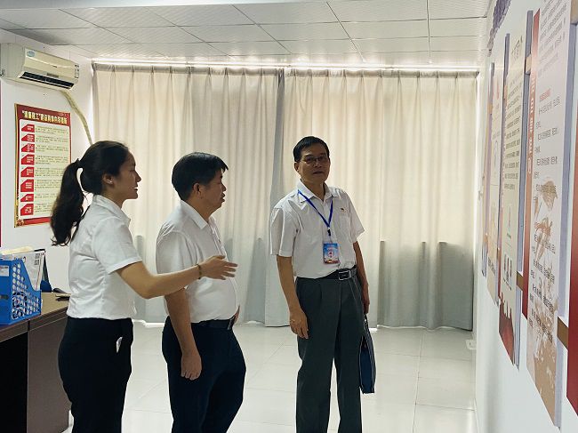 参观党员活动室。卢丽君 摄（建图）.jpg