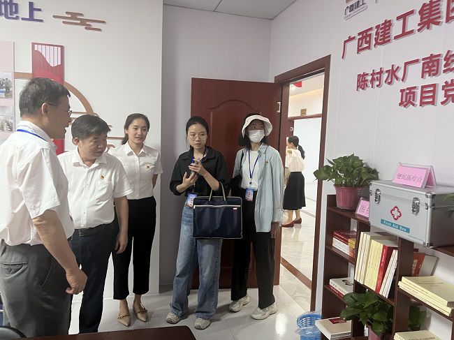 查看党建设施建设情况。卢丽君 摄（建图）.jpg