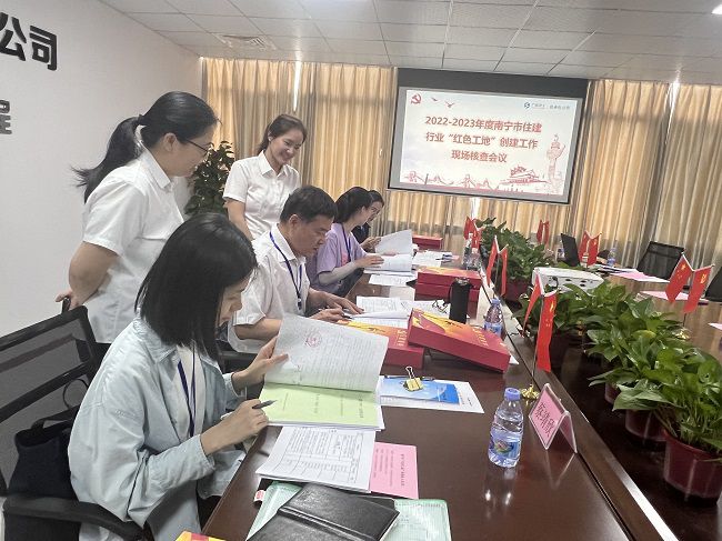 查看党建资料。卢丽君 摄（建图）.jpg