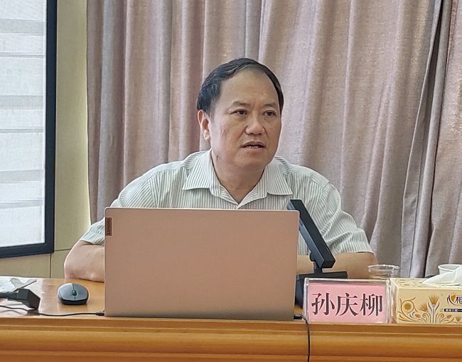 孙庆柳在授课；票ι 摄（建图）.jpg