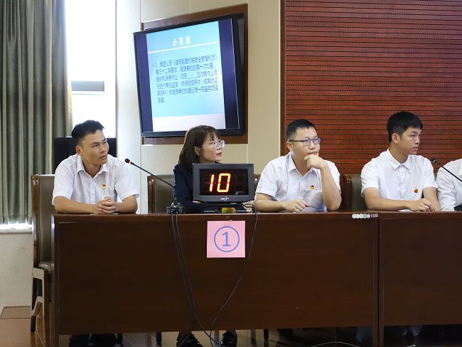 公司才赛行列镇定答题。李立云 摄（建图）.jpg