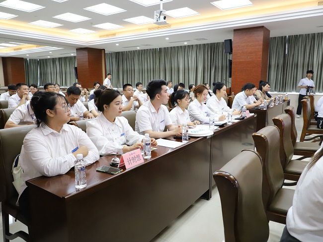 工作人员当真计时记分。李立云 摄（建图）.jpg