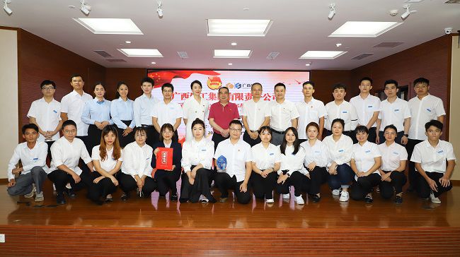 公司参赛行列及工作人员合影。李立云摄（建图）.jpg