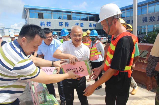 发放慰问品。梁红玉 摄（建图）.jpg