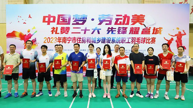 公司获优良组织奖，李天阳代表公司上台领奖。.jpg