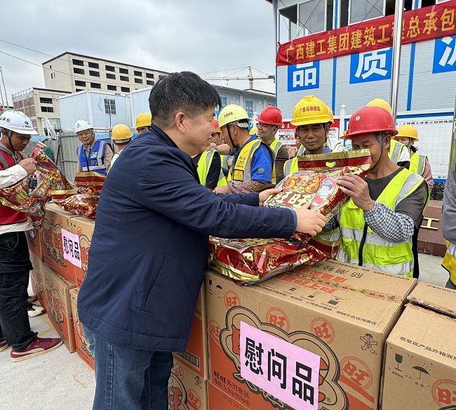 发放慰问品。韦艳雷 摄（建图）.jpg