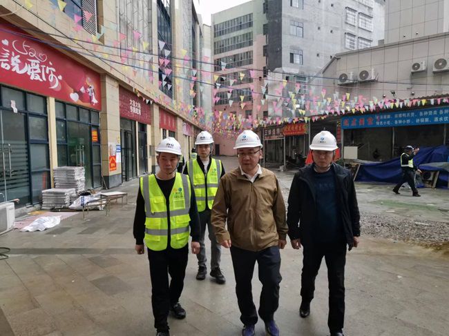 陆烜在巴马商贸中心调研领导。（建图）.jpg