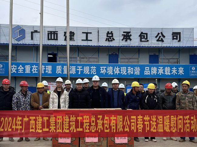 慰问活动合影。李伟燕 摄（建图）.jpg