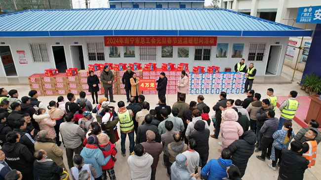 送温暖现场。（建图）.jpg