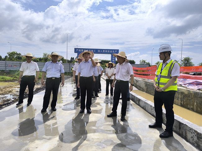 何朝建在项目现场。江家兵摄（建图）.jpg