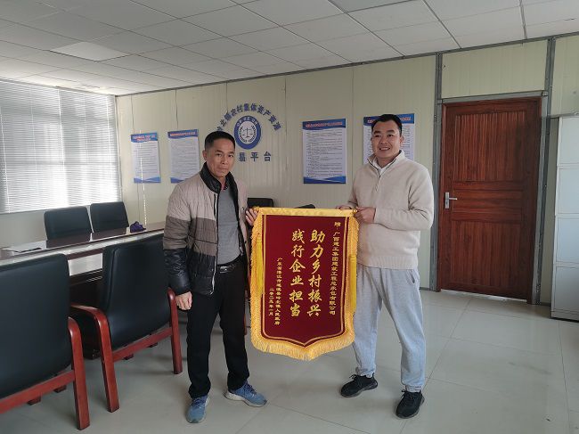 项目经理（右）接管锦旗（建图）.jpg