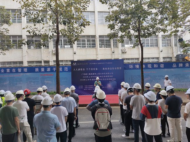 莫志元做演练带头和颁发演练起头；票ι 摄（建图）.jpg
