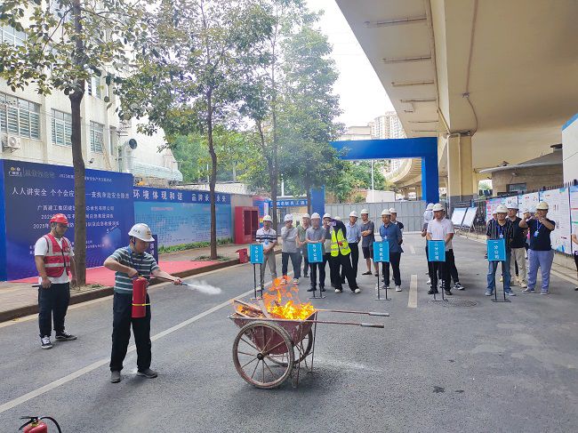 梅锦辉示芳火器操作；票ι 摄（建图）.jpg