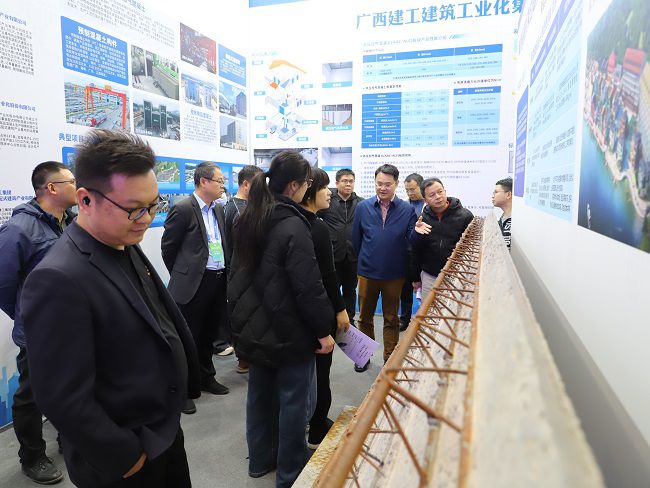 参观展会现场1000.jpg