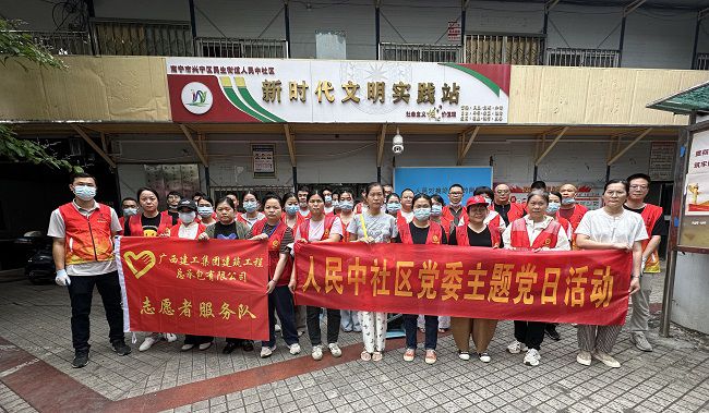 总承包公司自愿者与社区工作人员合影。王莹摄（建图）.jpg